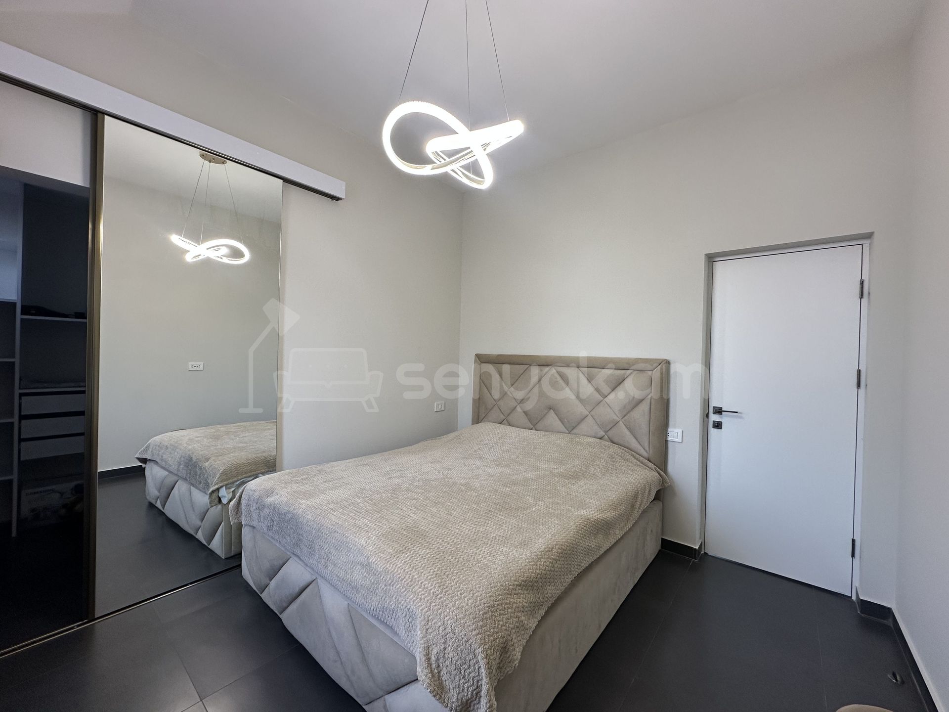 3 Սենյականոց Բնակարան Քարե Շենքում, 101քմ, 5/5 հարկ, Կապիտալ Վերանորոգված, Կահավորված