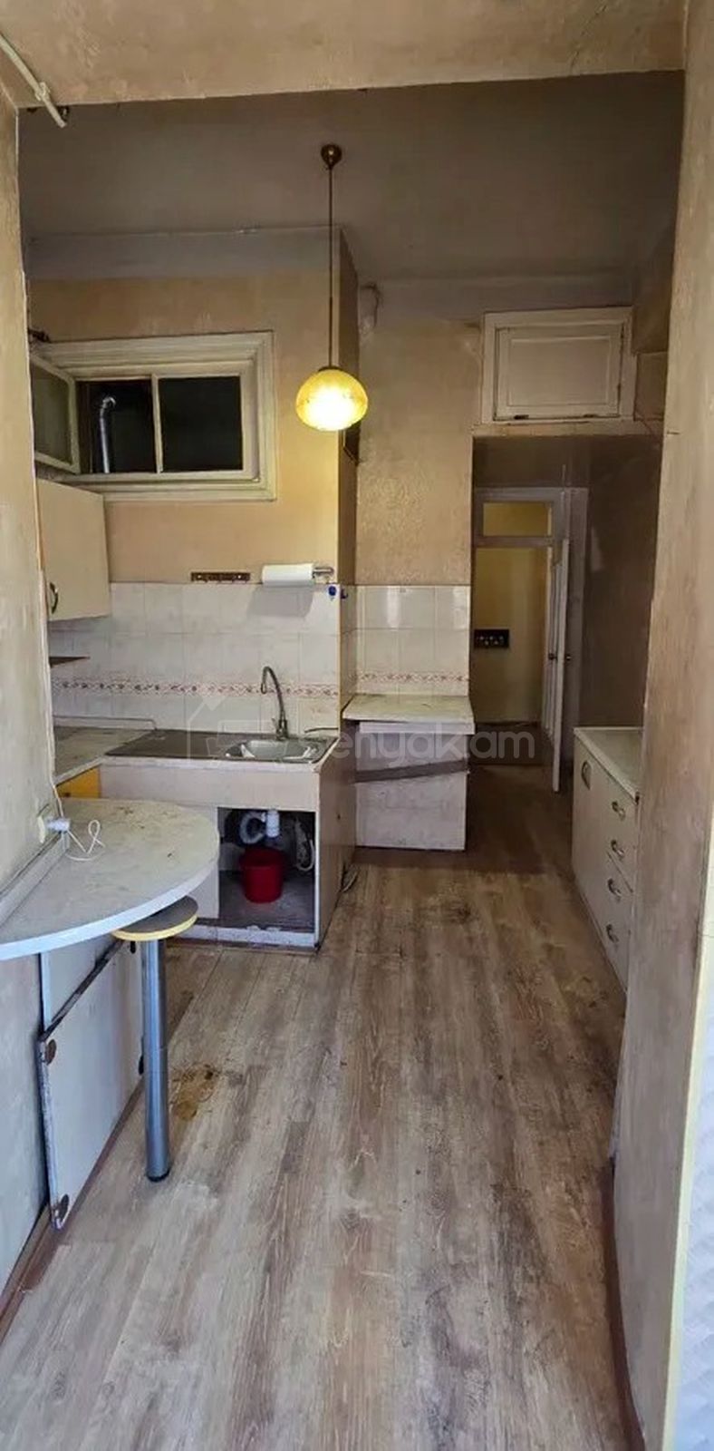 3 Սենյականոց Բնակարան Քարե Շենքում, 104քմ, 4/5 հարկ, Պետական Վիճակում