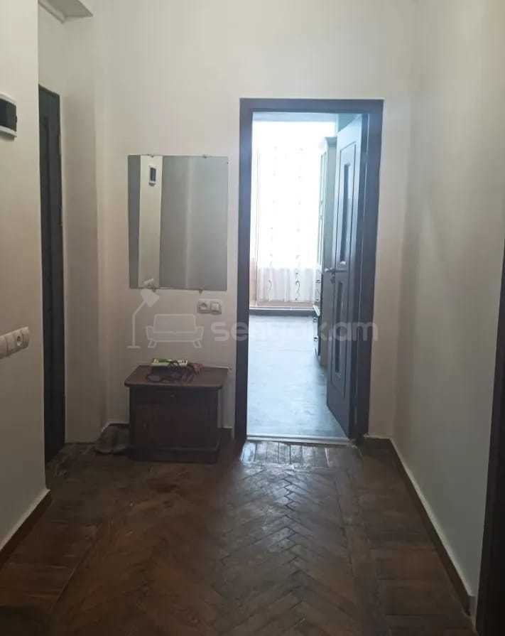 3 Սենյականոց Բնակարան Քարե Շենքում, 70քմ, 3/3 հարկ, Նորմալ Վիճակում, Կահավորված