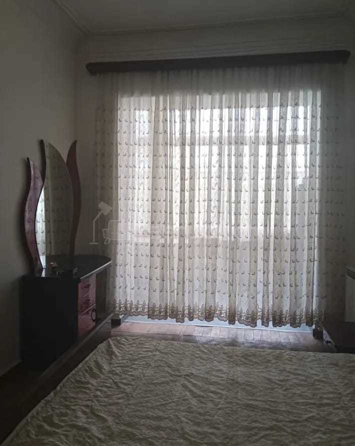 3 Սենյականոց Բնակարան Քարե Շենքում, 70քմ, 3/3 հարկ, Նորմալ Վիճակում, Կահավորված