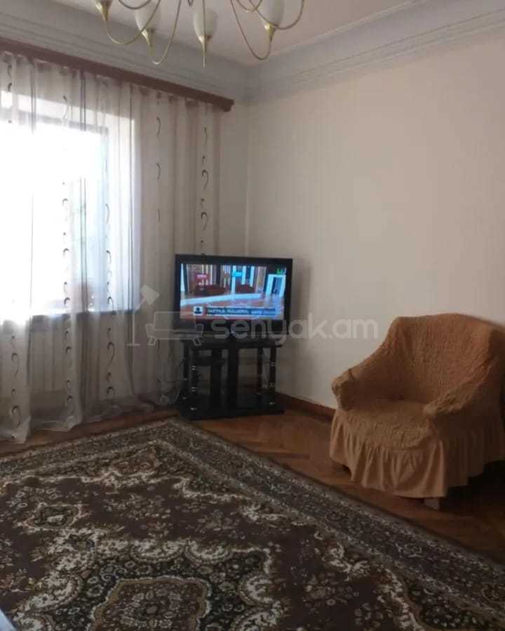 3 Սենյականոց Բնակարան Քարե Շենքում, 70քմ, 3/3 հարկ, Նորմալ Վիճակում, Կահավորված