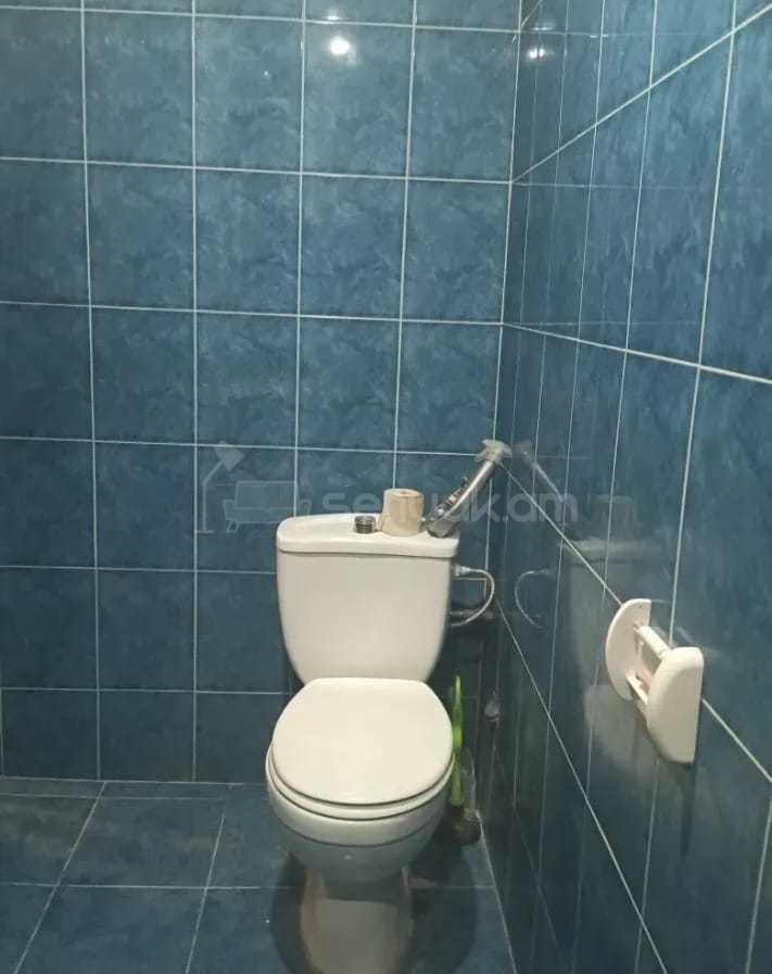 3 Սենյականոց Բնակարան Քարե Շենքում, 70քմ, 3/3 հարկ, Նորմալ Վիճակում, Կահավորված