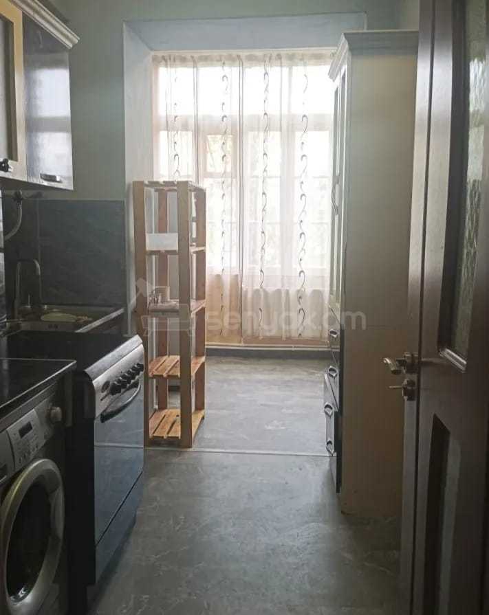 3 Սենյականոց Բնակարան Քարե Շենքում, 70քմ, 3/3 հարկ, Նորմալ Վիճակում, Կահավորված