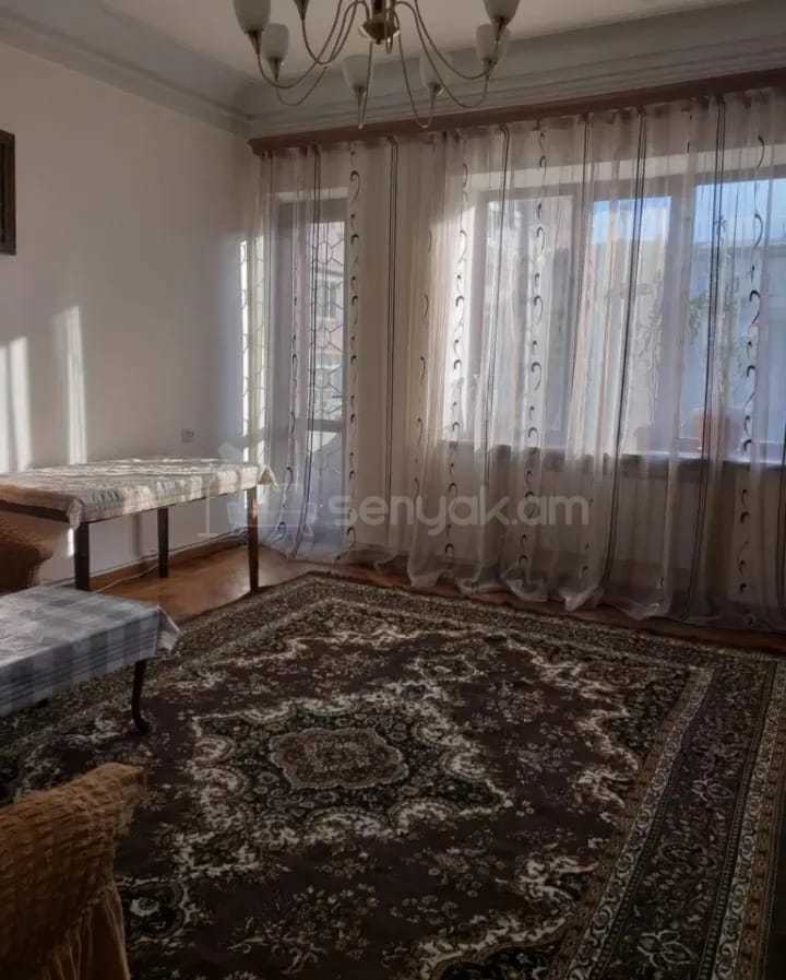 3 Սենյականոց Բնակարան Քարե Շենքում, 70քմ, 3/3 հարկ, Նորմալ Վիճակում, Կահավորված
