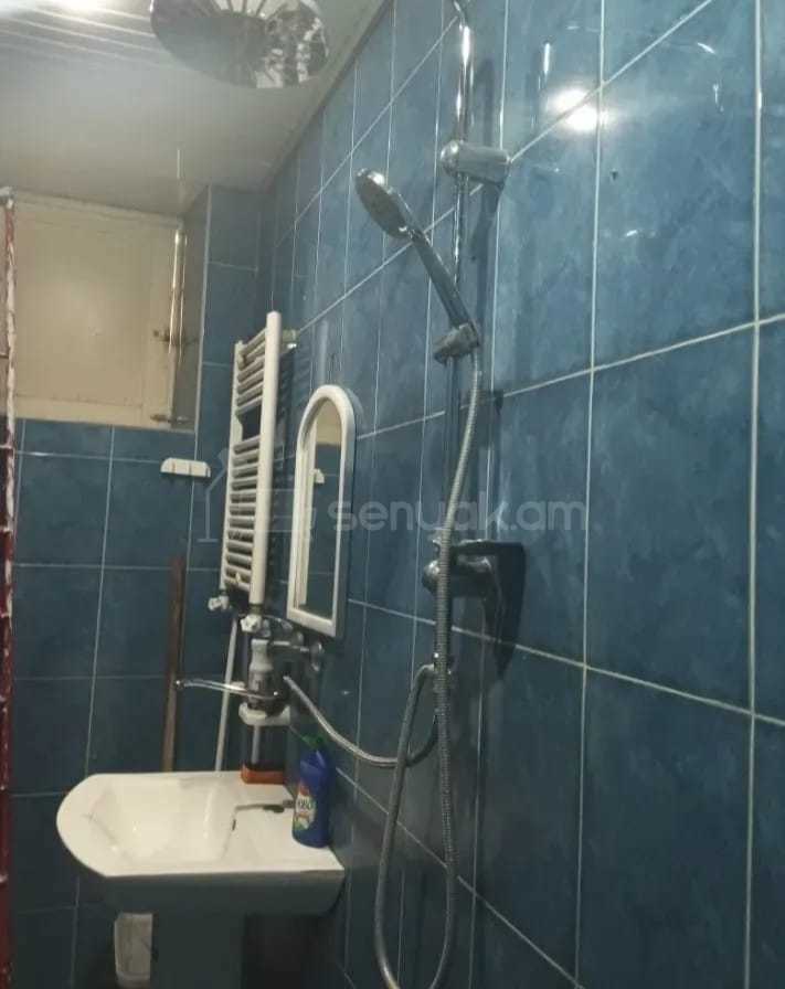 3 Սենյականոց Բնակարան Քարե Շենքում, 70քմ, 3/3 հարկ, Նորմալ Վիճակում, Կահավորված