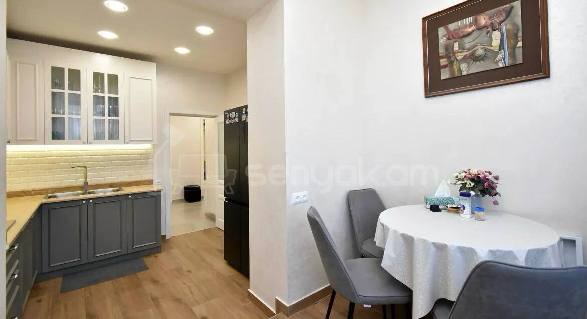 3 Սենյականոց Բնակարան Քարե Շենքում, 88քմ, 4/5 հարկ, Կապիտալ Վերանորոգված