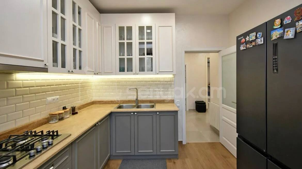 3 Սենյականոց Բնակարան Քարե Շենքում, 88քմ, 4/5 հարկ, Կապիտալ Վերանորոգված