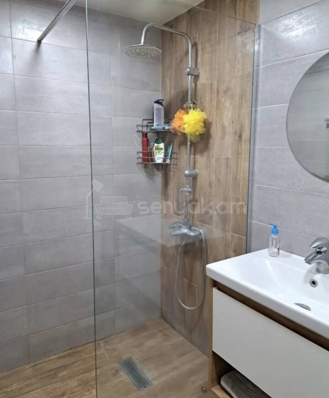 5 Սենյականոց Բնակարան Քարե Շենքում, 130քմ, 3/5 հարկ, Կապիտալ Վերանորոգված