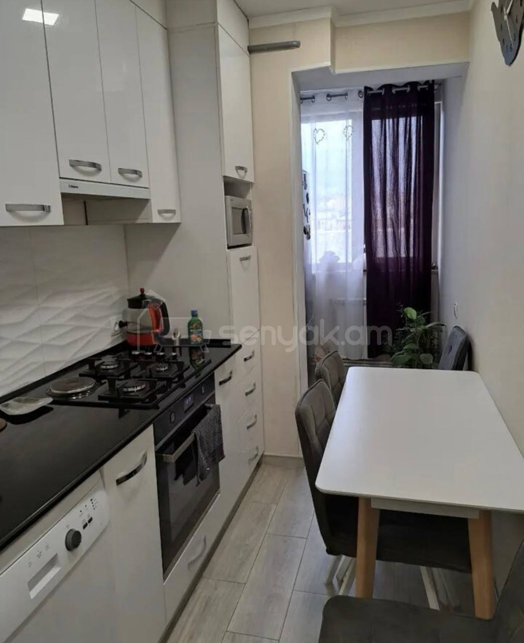 5 Սենյականոց Բնակարան Քարե Շենքում, 130քմ, 3/5 հարկ, Կապիտալ Վերանորոգված