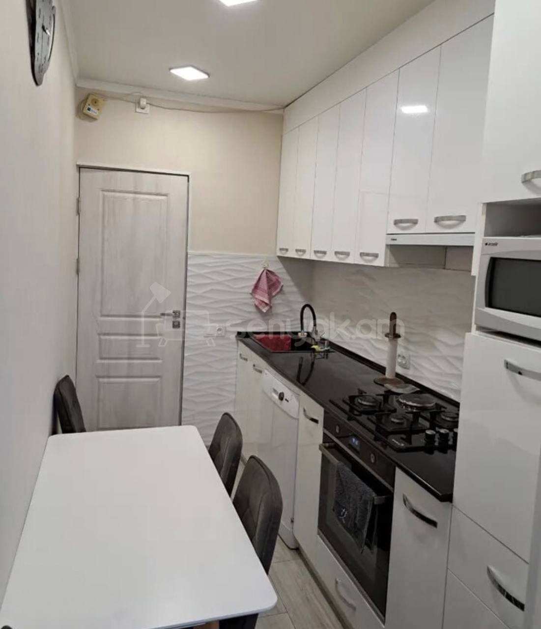 5 Սենյականոց Բնակարան Քարե Շենքում, 130քմ, 3/5 հարկ, Կապիտալ Վերանորոգված