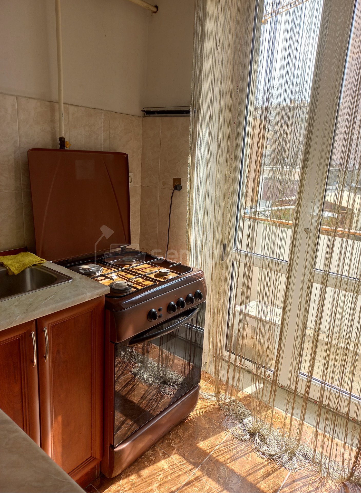 1 Սենյականոց Բնակարան Քարե Շենքում, 30քմ, 2/4 հարկ, Նորմալ Վիճակում, Կահավորված, Արևկող