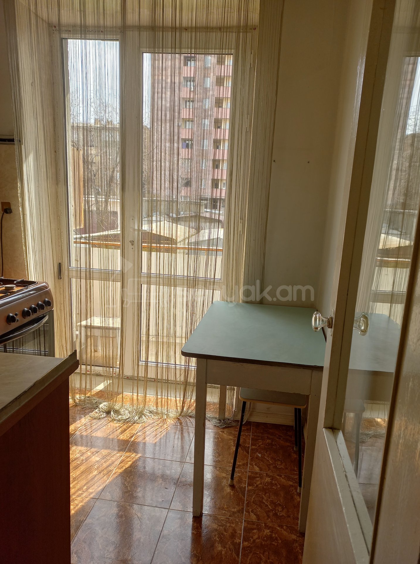 1 Սենյականոց Բնակարան Քարե Շենքում, 30քմ, 2/4 հարկ, Նորմալ Վիճակում, Կահավորված, Արևկող