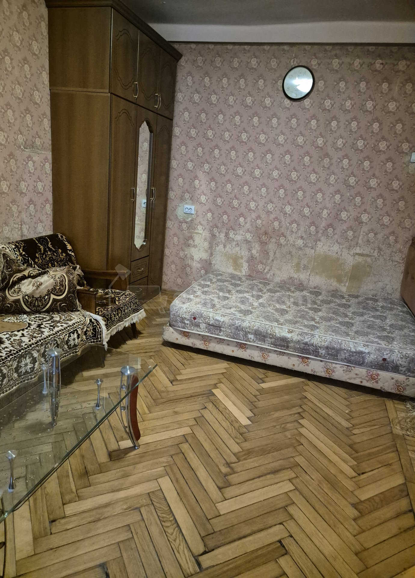 1 Սենյականոց Բնակարան Քարե Շենքում, 30քմ, 2/4 հարկ, Նորմալ Վիճակում, Կահավորված, Արևկող