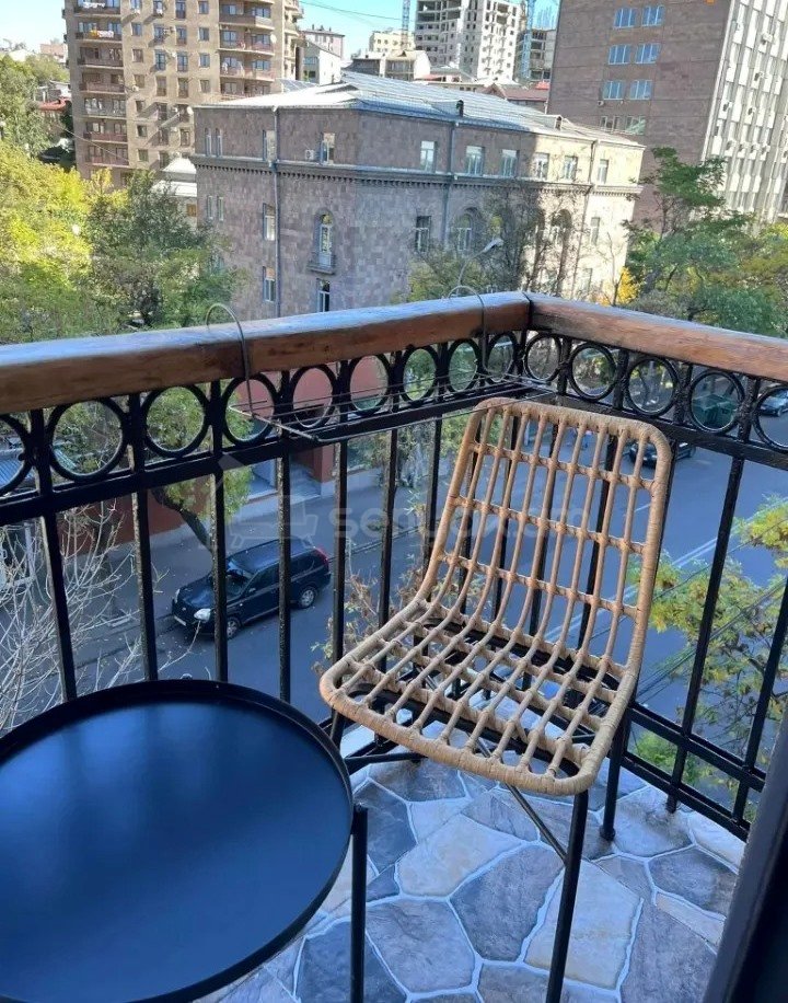 2 Սենյականոց Բնակարան Քարե Շենքում, 30քմ, 4/5 հարկ, Կապիտալ Վերանորոգված