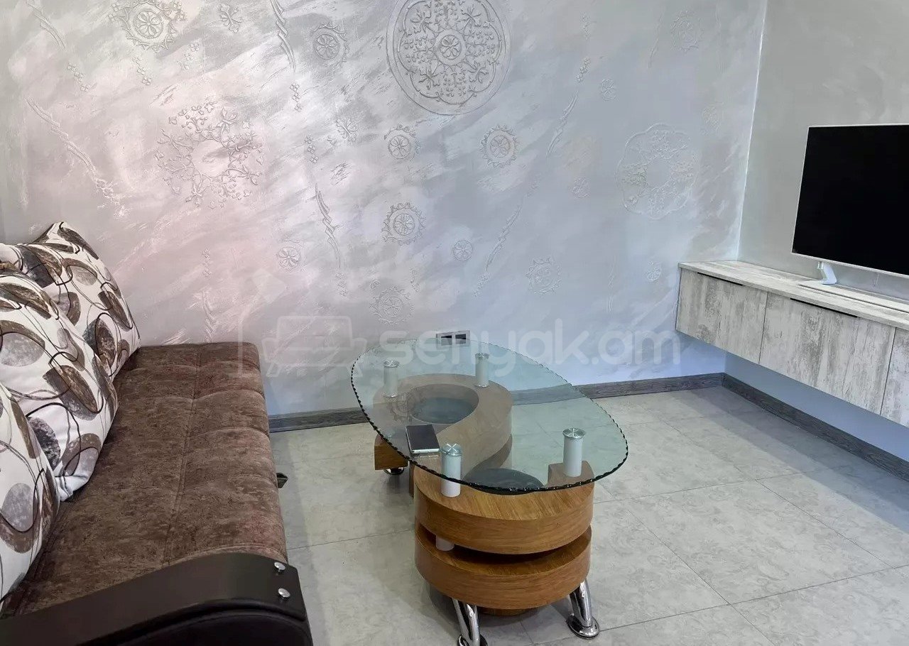 2 Սենյականոց Բնակարան Քարե Շենքում, 30քմ, 4/5 հարկ, Կապիտալ Վերանորոգված