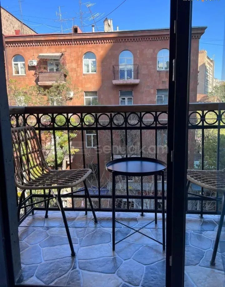 2 Սենյականոց Բնակարան Քարե Շենքում, 30քմ, 4/5 հարկ, Կապիտալ Վերանորոգված