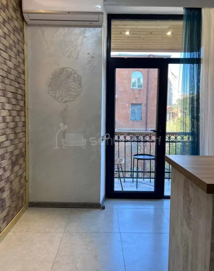 2 Սենյականոց Բնակարան Քարե Շենքում, 30քմ, 4/5 հարկ, Կապիտալ Վերանորոգված