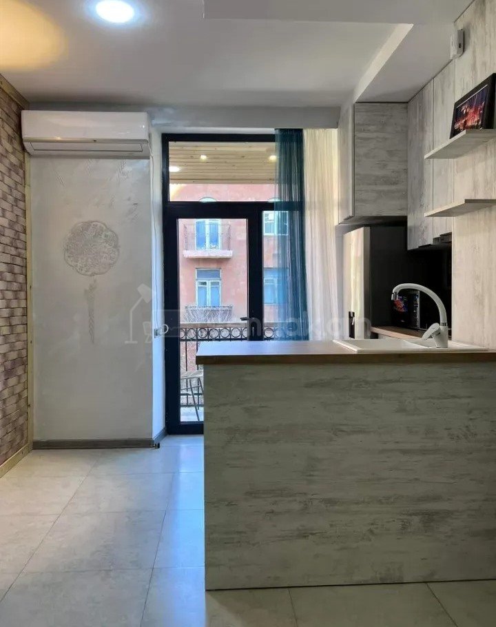 2 Սենյականոց Բնակարան Քարե Շենքում, 30քմ, 4/5 հարկ, Կապիտալ Վերանորոգված