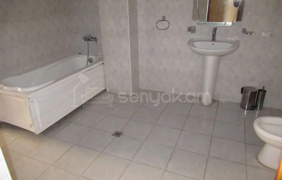 3 Սենյականոց Բնակարան Քարե Շենքում, 175քմ, 2/5 հարկ, Կապիտալ Վերանորոգված, Կահավորված, Արևկող