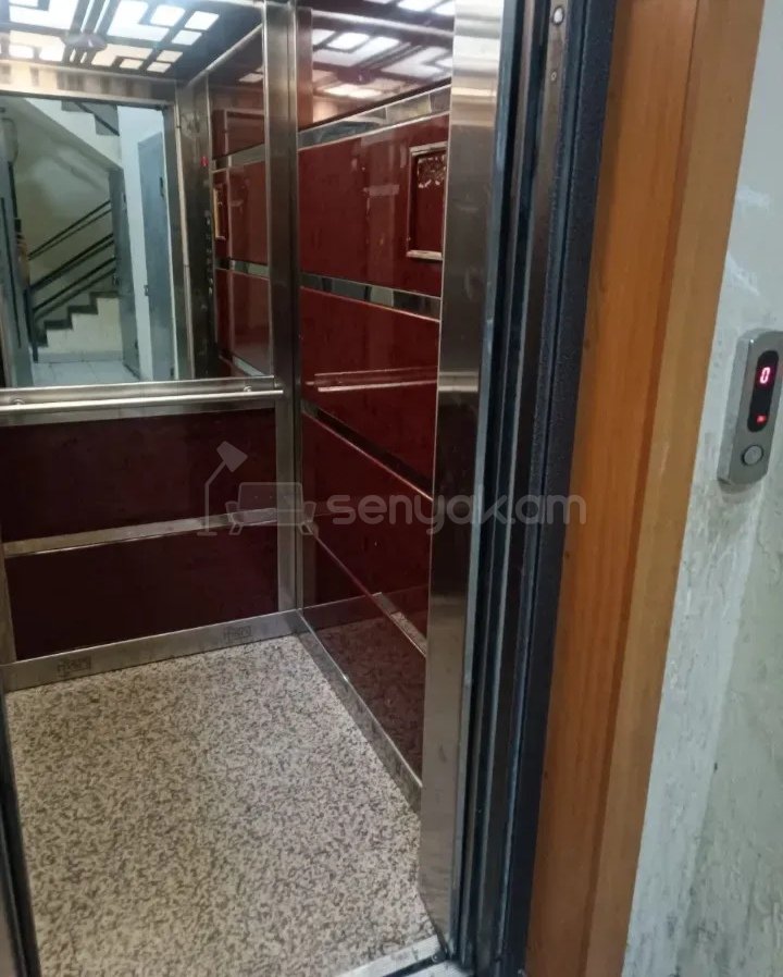 3 Սենյականոց Բնակարան Քարե Շենքում, 70քմ, 4/4 հարկ, Նորմալ Վիճակում, Կահավորված