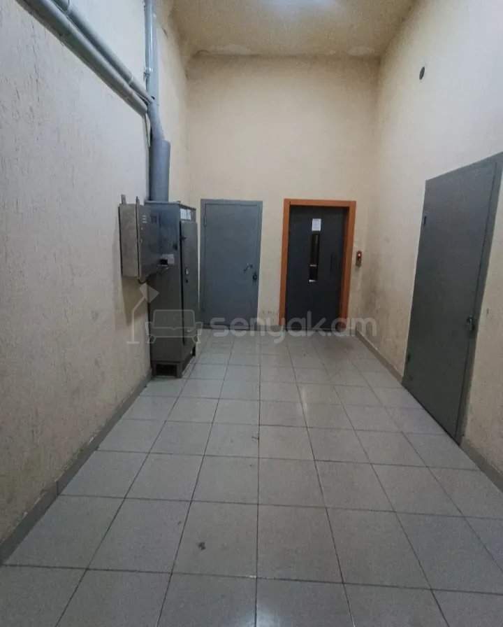 3 Սենյականոց Բնակարան Քարե Շենքում, 70քմ, 4/4 հարկ, Նորմալ Վիճակում, Կահավորված