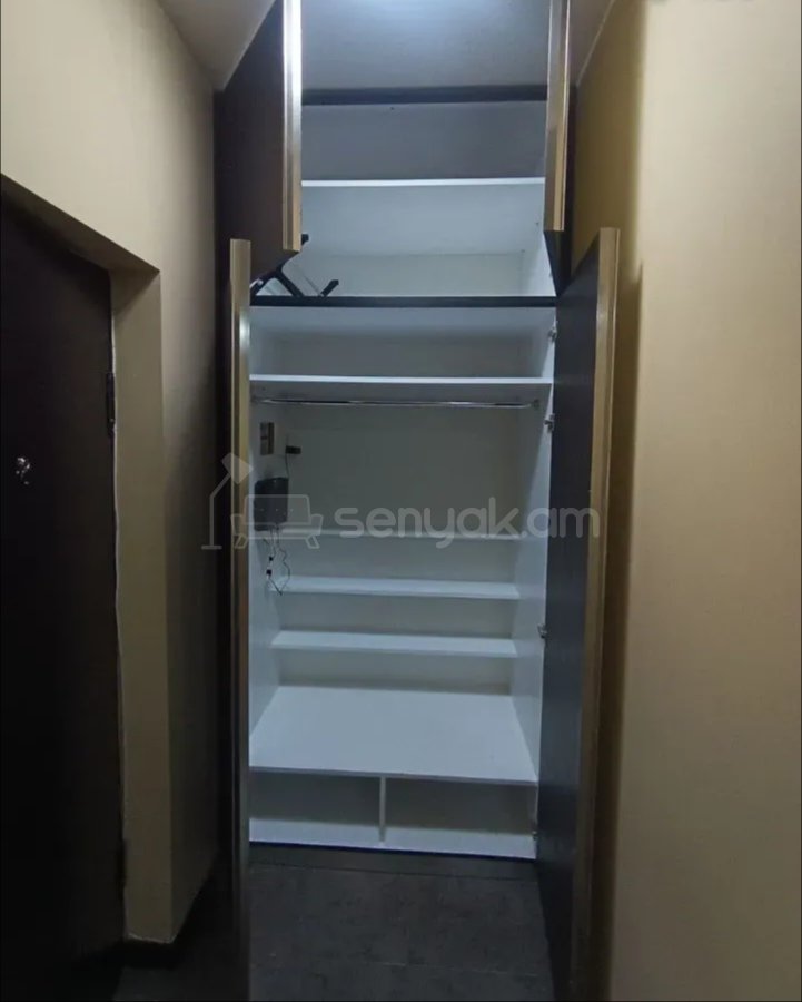 3 Սենյականոց Բնակարան Քարե Շենքում, 70քմ, 4/4 հարկ, Նորմալ Վիճակում, Կահավորված