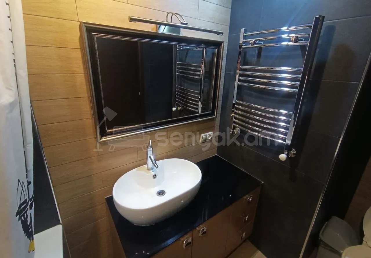 3 Սենյականոց Բնակարան Քարե Շենքում, 70քմ, 4/4 հարկ, Նորմալ Վիճակում, Կահավորված