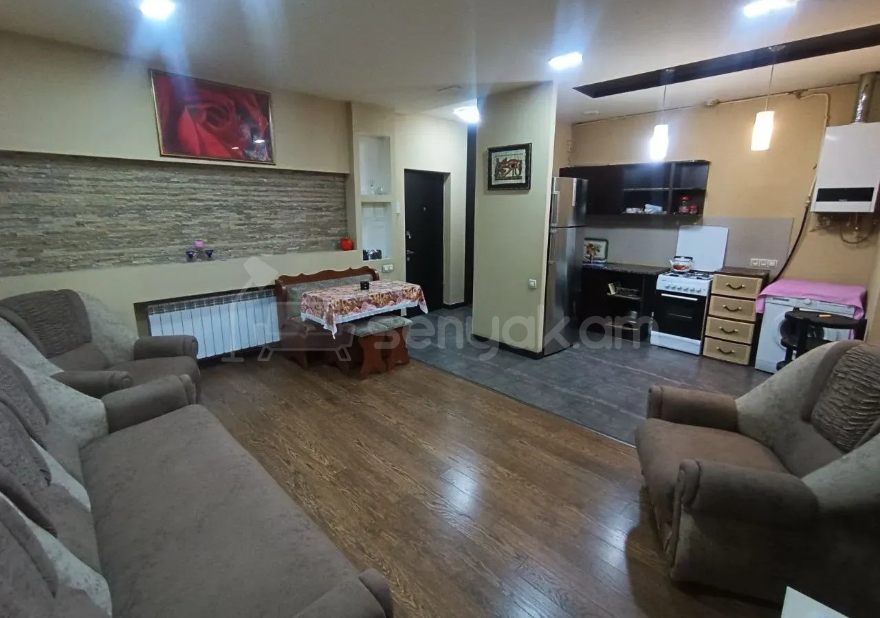 3 Սենյականոց Բնակարան Քարե Շենքում, 70քմ, 4/4 հարկ, Նորմալ Վիճակում, Կահավորված