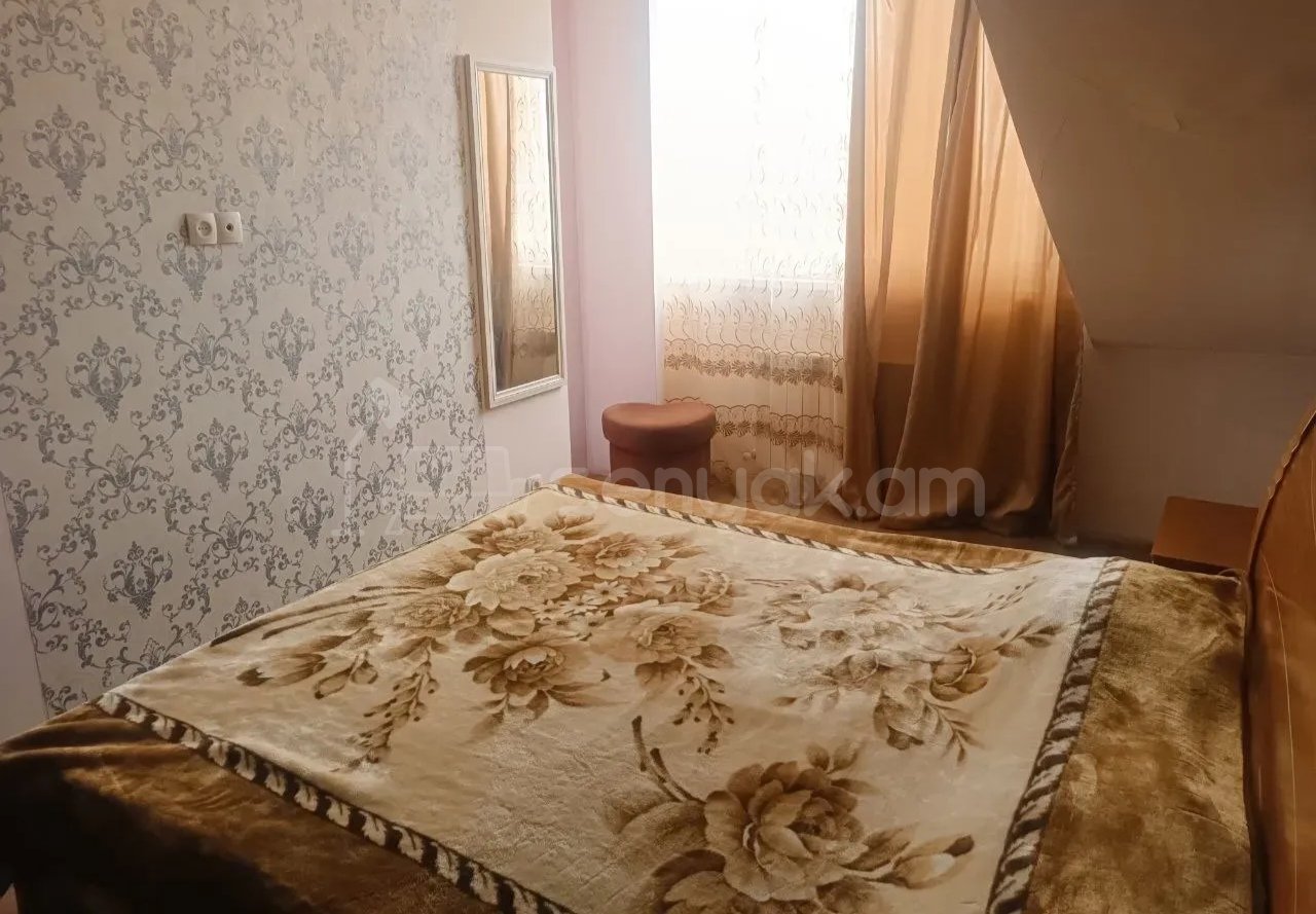 3 Սենյականոց Բնակարան Քարե Շենքում, 70քմ, 4/4 հարկ, Նորմալ Վիճակում, Կահավորված