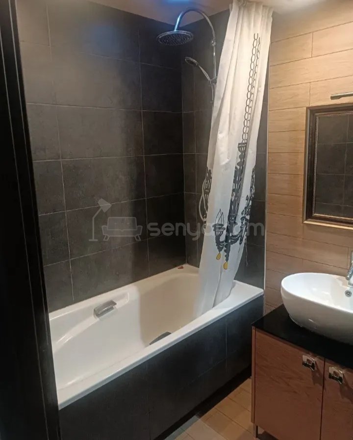 3 Սենյականոց Բնակարան Քարե Շենքում, 70քմ, 4/4 հարկ, Նորմալ Վիճակում, Կահավորված