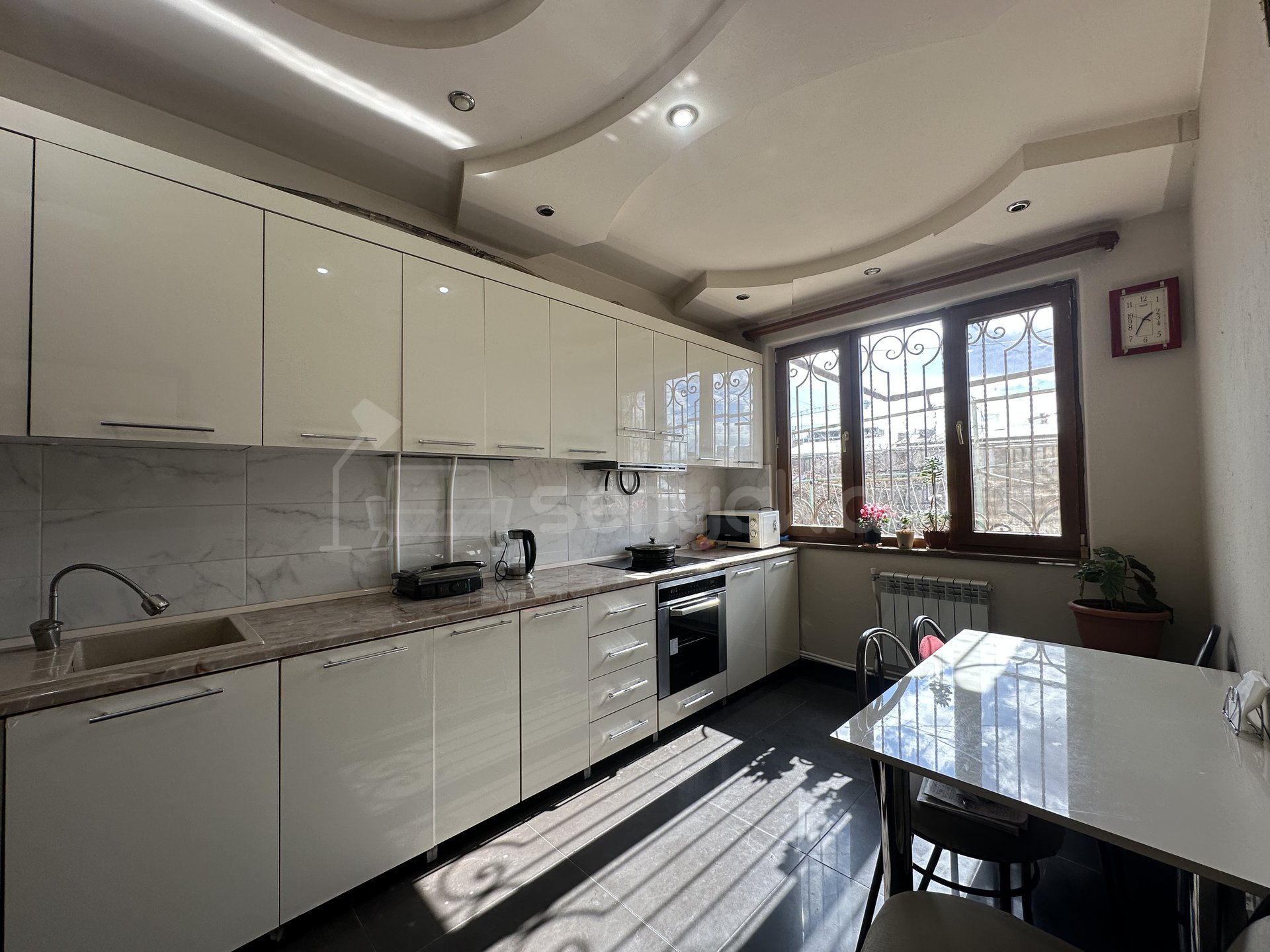 4 Սենյականոց Բնակարան Քարե Շենքում, 113քմ, 1/4 հարկ, Կապիտալ Վերանորոգված