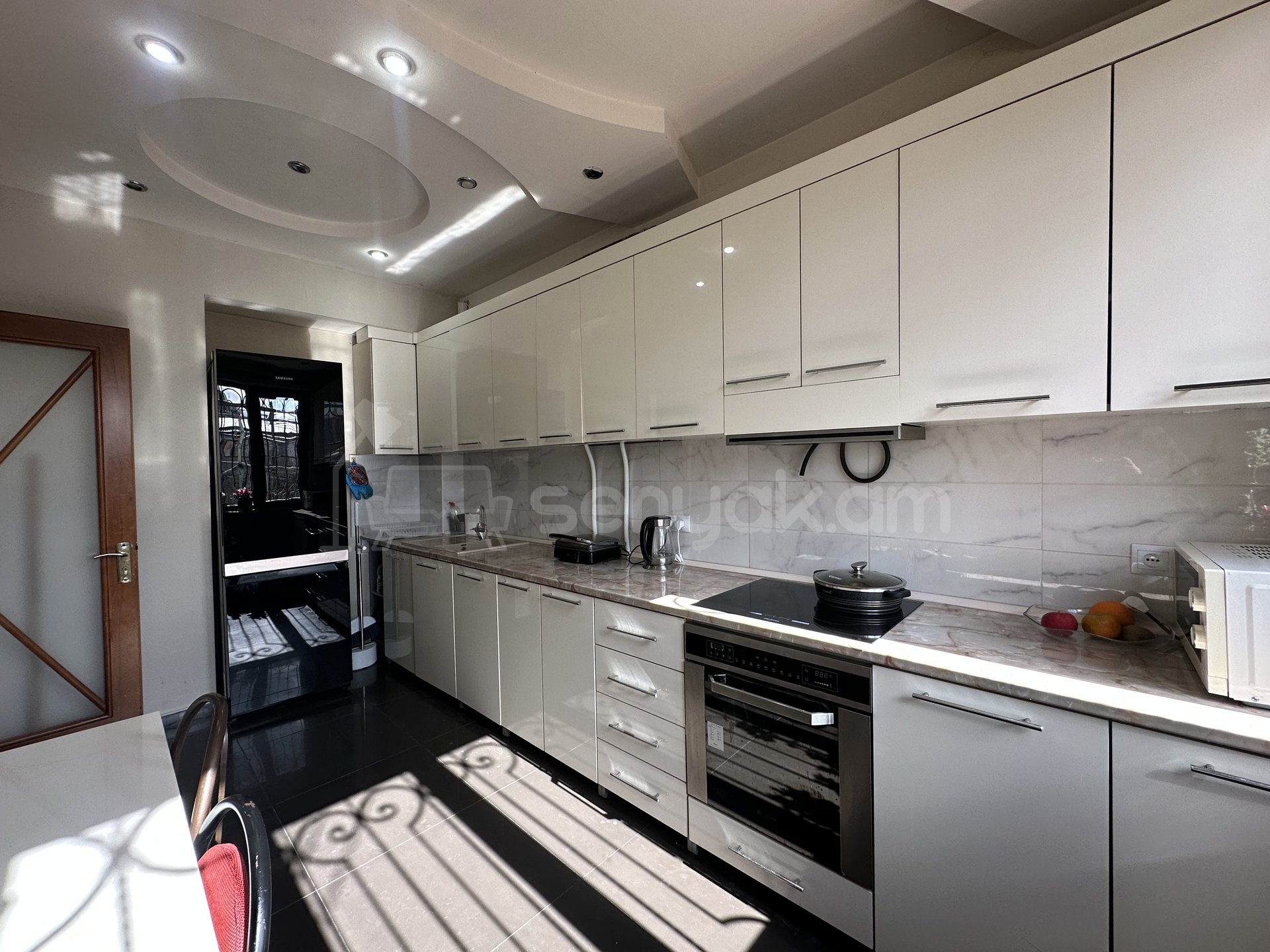 4 Սենյականոց Բնակարան Քարե Շենքում, 113քմ, 1/4 հարկ, Կապիտալ Վերանորոգված