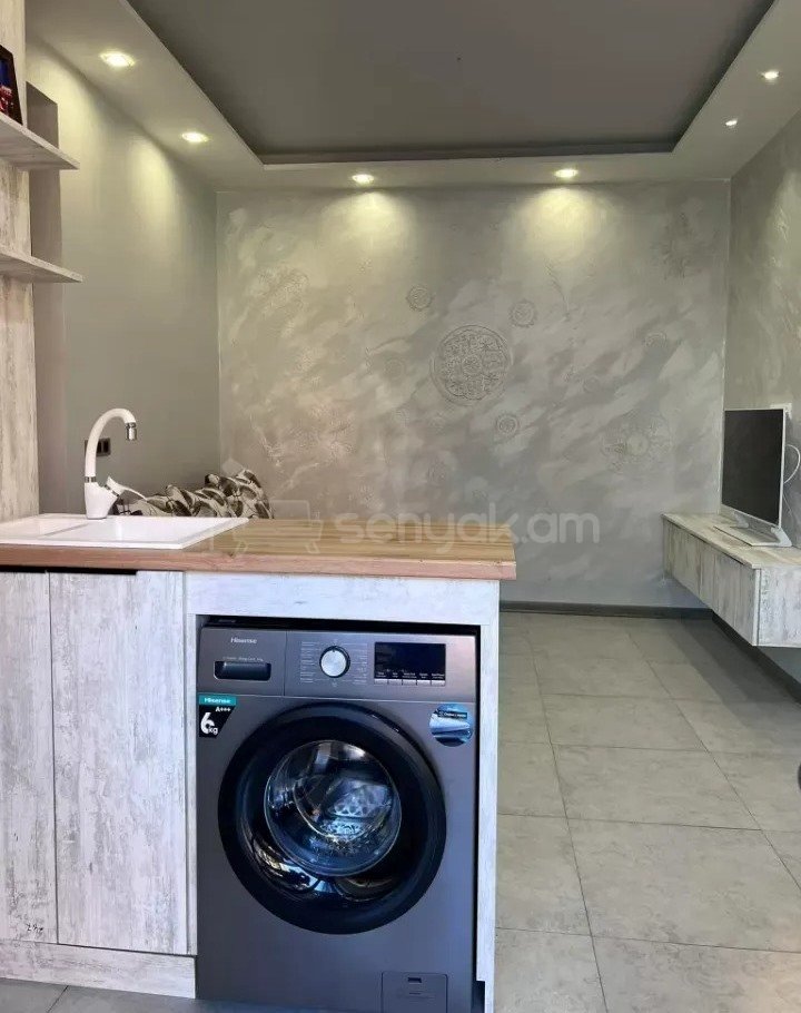 1 Սենյականոց Բնակարան Քարե Շենքում, 30քմ, 4/5 հարկ, Կապիտալ Վերանորոգված