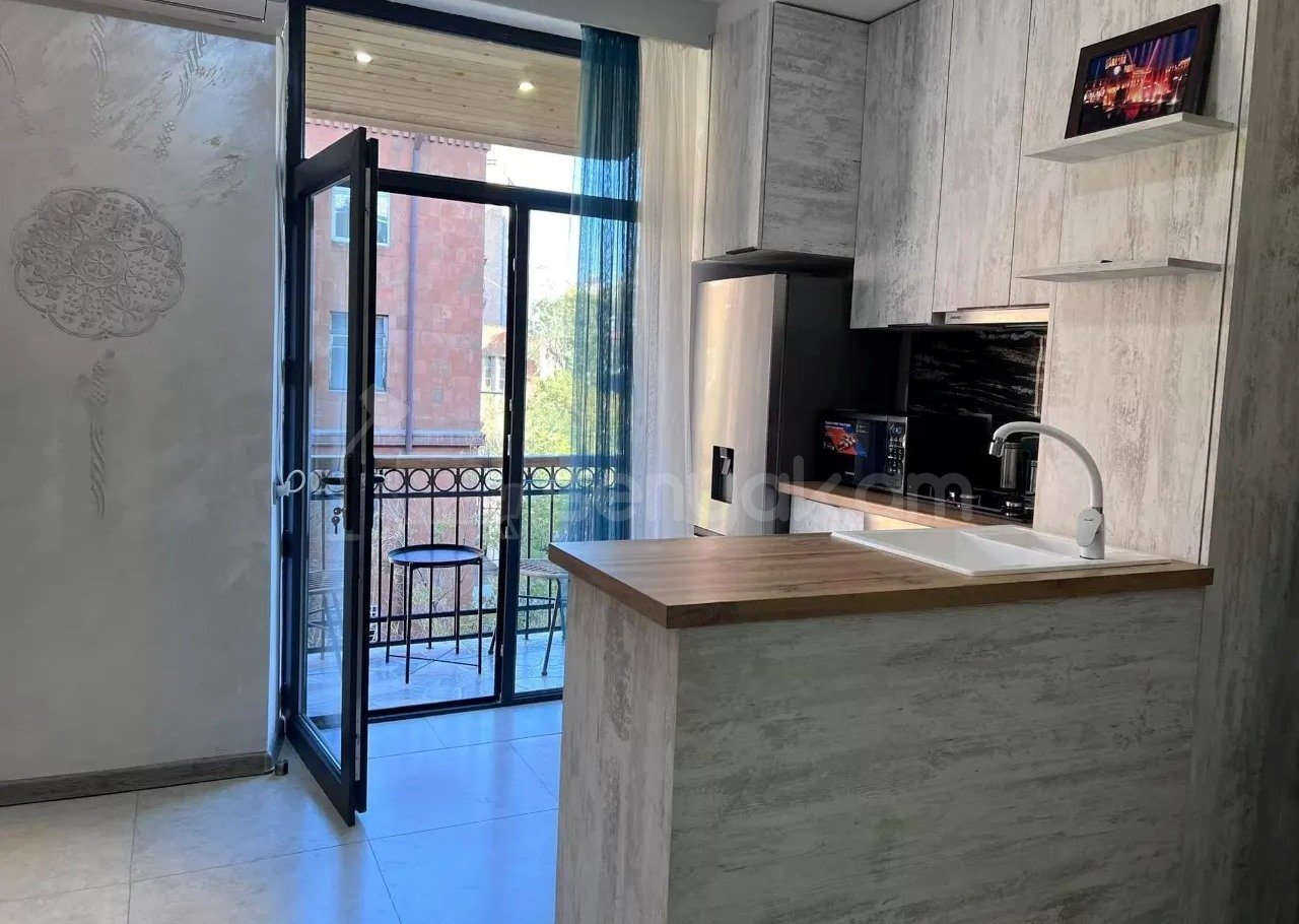 1 Սենյականոց Բնակարան Քարե Շենքում, 30քմ, 4/5 հարկ, Կապիտալ Վերանորոգված