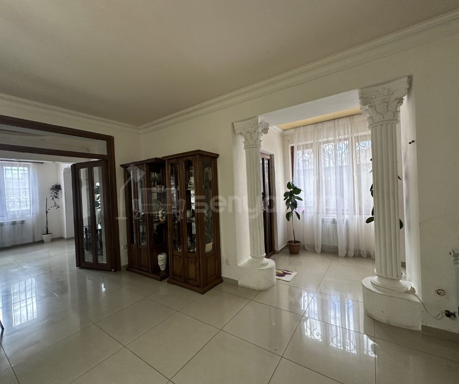 4 Սենյականոց Բնակարան Քարե Շենքում, 113քմ, 1/4 հարկ, Կապիտալ Վերանորոգված