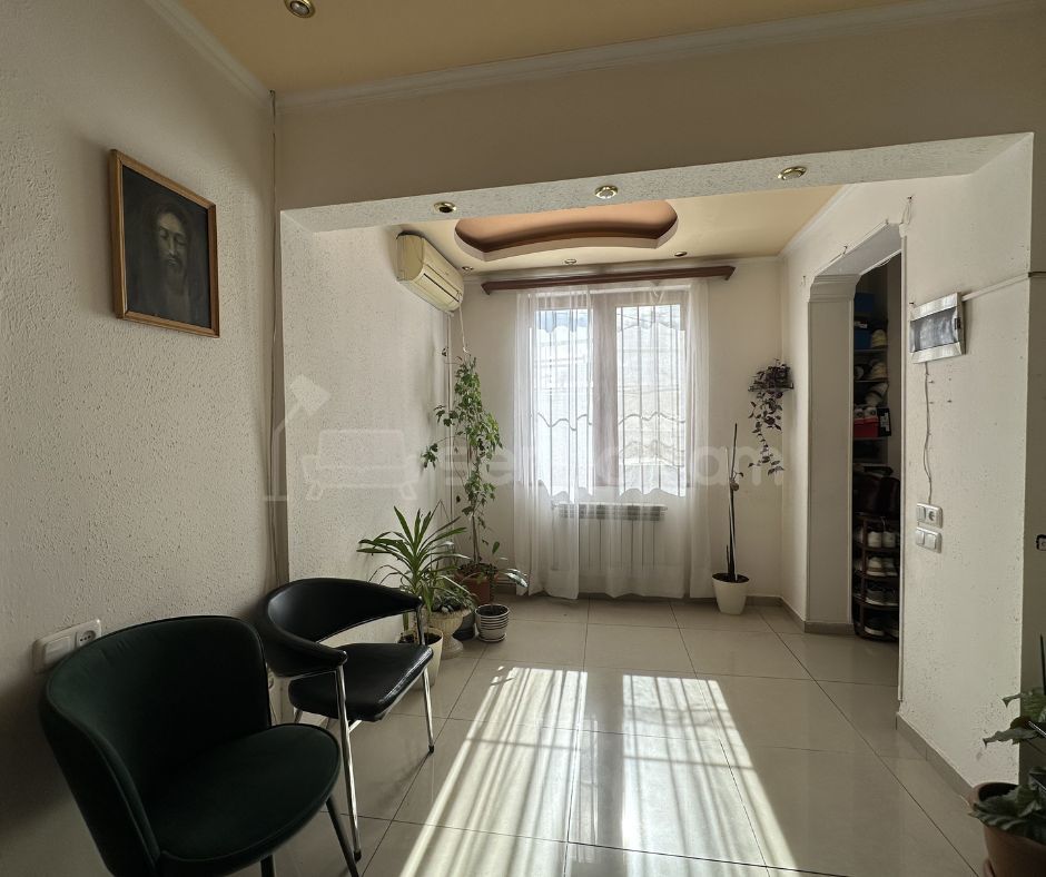 4 Սենյականոց Բնակարան Քարե Շենքում, 113քմ, 1/4 հարկ, Կապիտալ Վերանորոգված