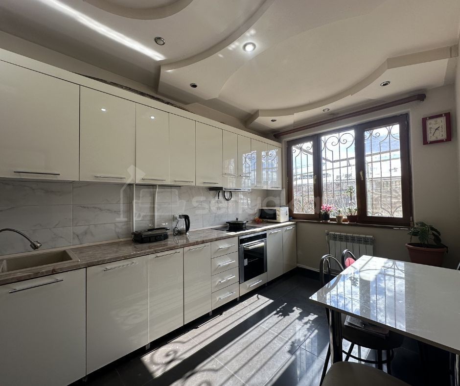 4 Սենյականոց Բնակարան Քարե Շենքում, 113քմ, 1/4 հարկ, Կապիտալ Վերանորոգված