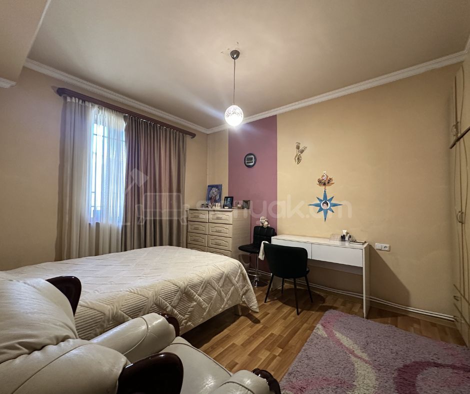 4 Սենյականոց Բնակարան Քարե Շենքում, 113քմ, 1/4 հարկ, Կապիտալ Վերանորոգված