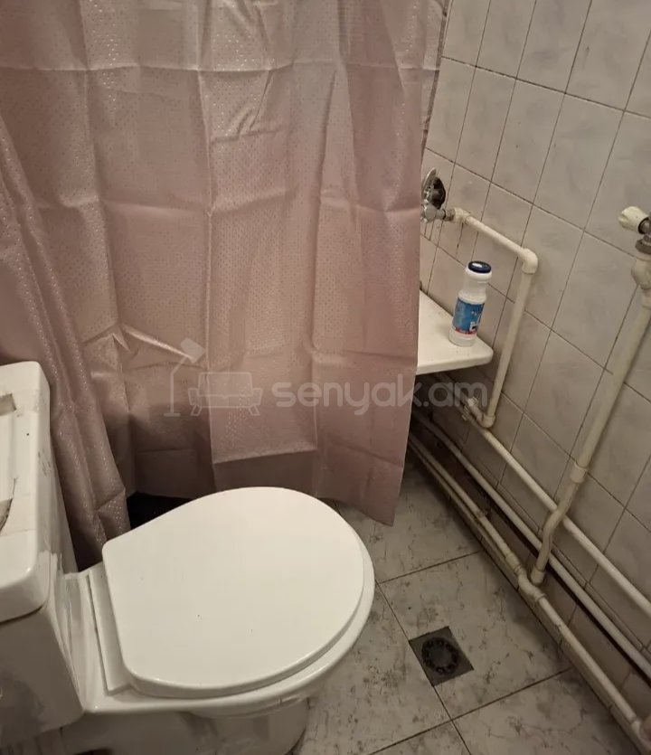 3 Սենյականոց Բնակարան Քարե Շենքում, 70քմ, 1/1 հարկ, Նորմալ Վիճակում, Կահավորված