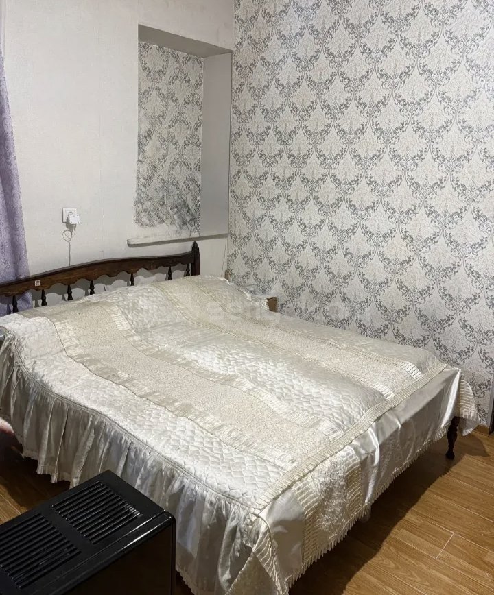 3 Սենյականոց Բնակարան Քարե Շենքում, 70քմ, 1/1 հարկ, Նորմալ Վիճակում, Կահավորված