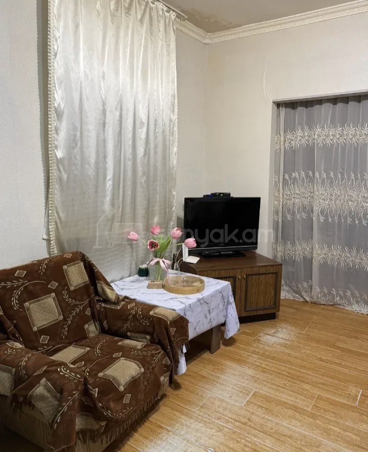 3 Սենյականոց Բնակարան Քարե Շենքում, 70քմ, 1/1 հարկ, Նորմալ Վիճակում, Կահավորված