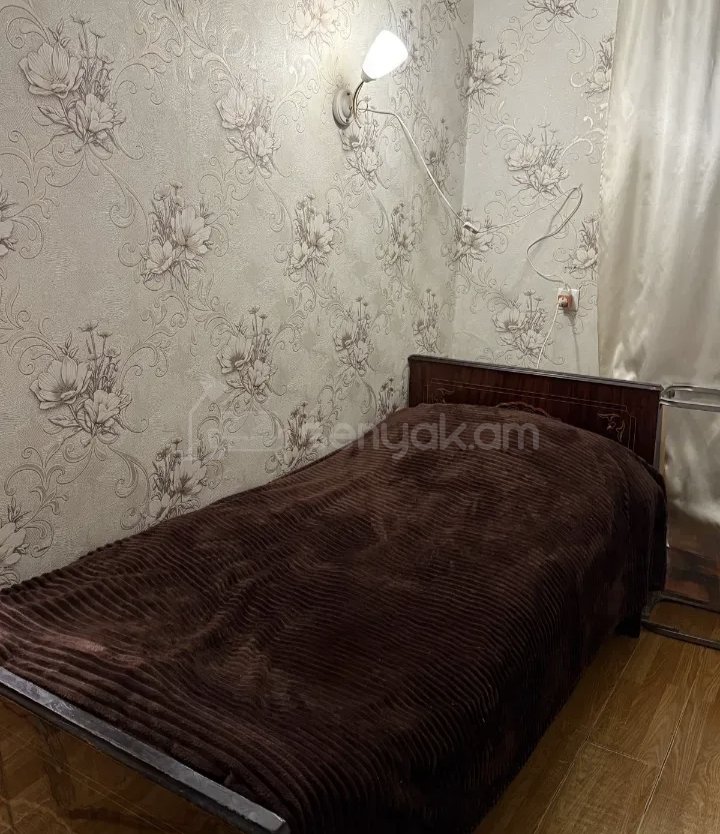 3 Սենյականոց Բնակարան Քարե Շենքում, 70քմ, 1/1 հարկ, Նորմալ Վիճակում, Կահավորված