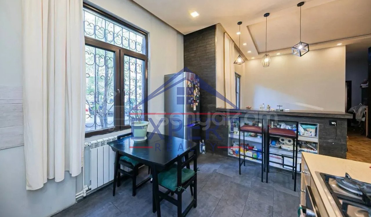 4 Սենյականոց Բնակարան Քարե Շենքում, 112քմ, 1/4 հարկ, Դիզայներական Վերանորոգված