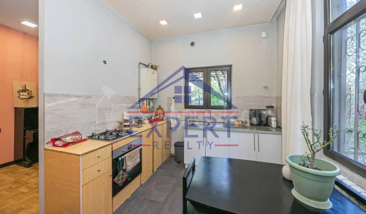 4 Սենյականոց Բնակարան Քարե Շենքում, 112քմ, 1/4 հարկ, Դիզայներական Վերանորոգված