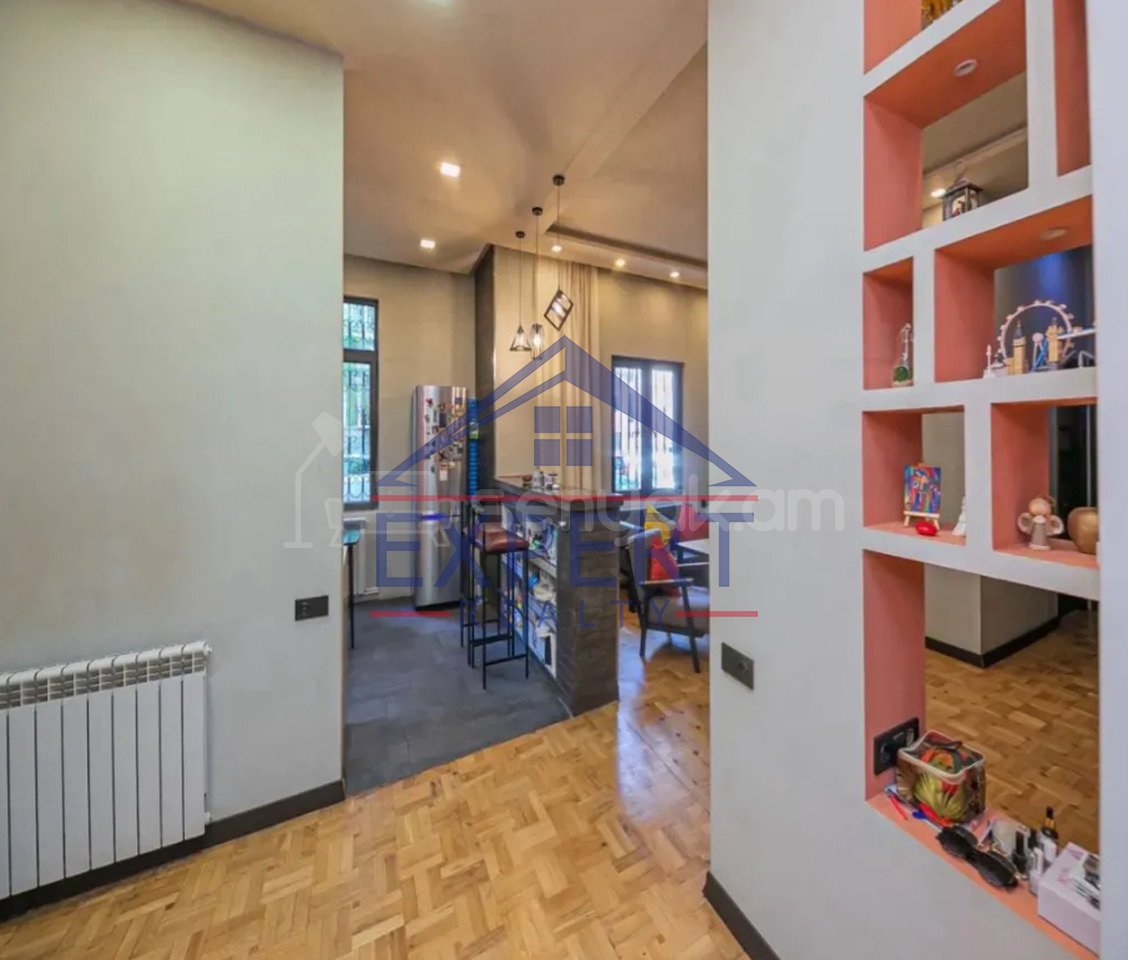 4 Սենյականոց Բնակարան Քարե Շենքում, 112քմ, 1/4 հարկ, Դիզայներական Վերանորոգված