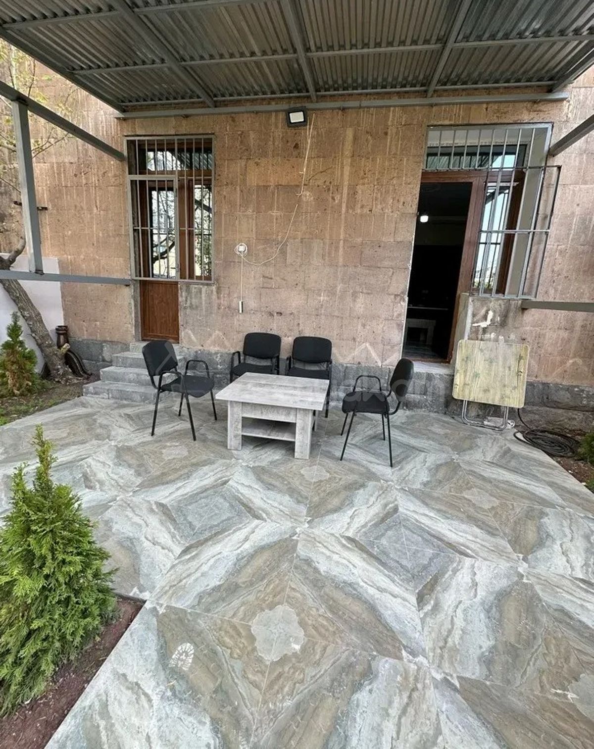 2 Սենյականոց Բնակարան Քարե Շենքում, 80քմ, 1/4 հարկ, Կապիտալ Վերանորոգված