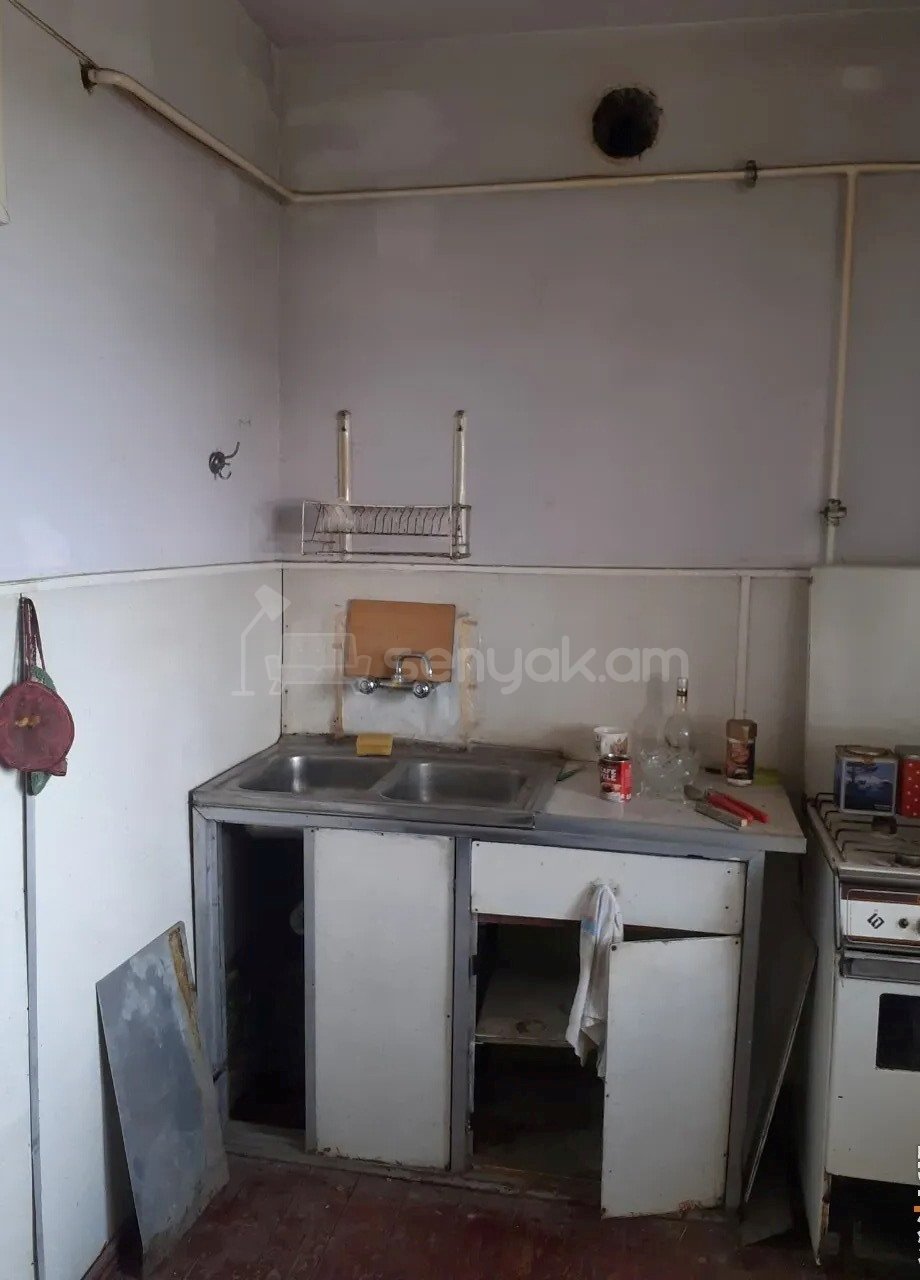 2 Սենյականոց Բնակարան Քարե Շենքում, 60քմ, 5/5 հարկ, Պետական Վիճակում