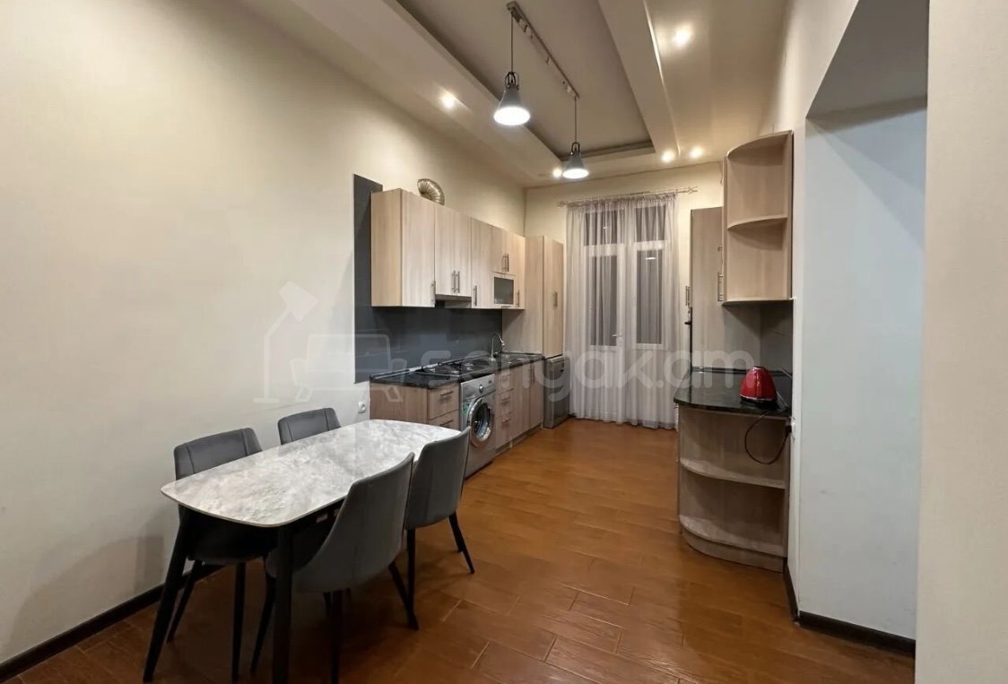 3 Սենյականոց Բնակարան Քարե Շենքում, 80քմ, 2/2 հարկ, Դիզայներական Վերանորոգված