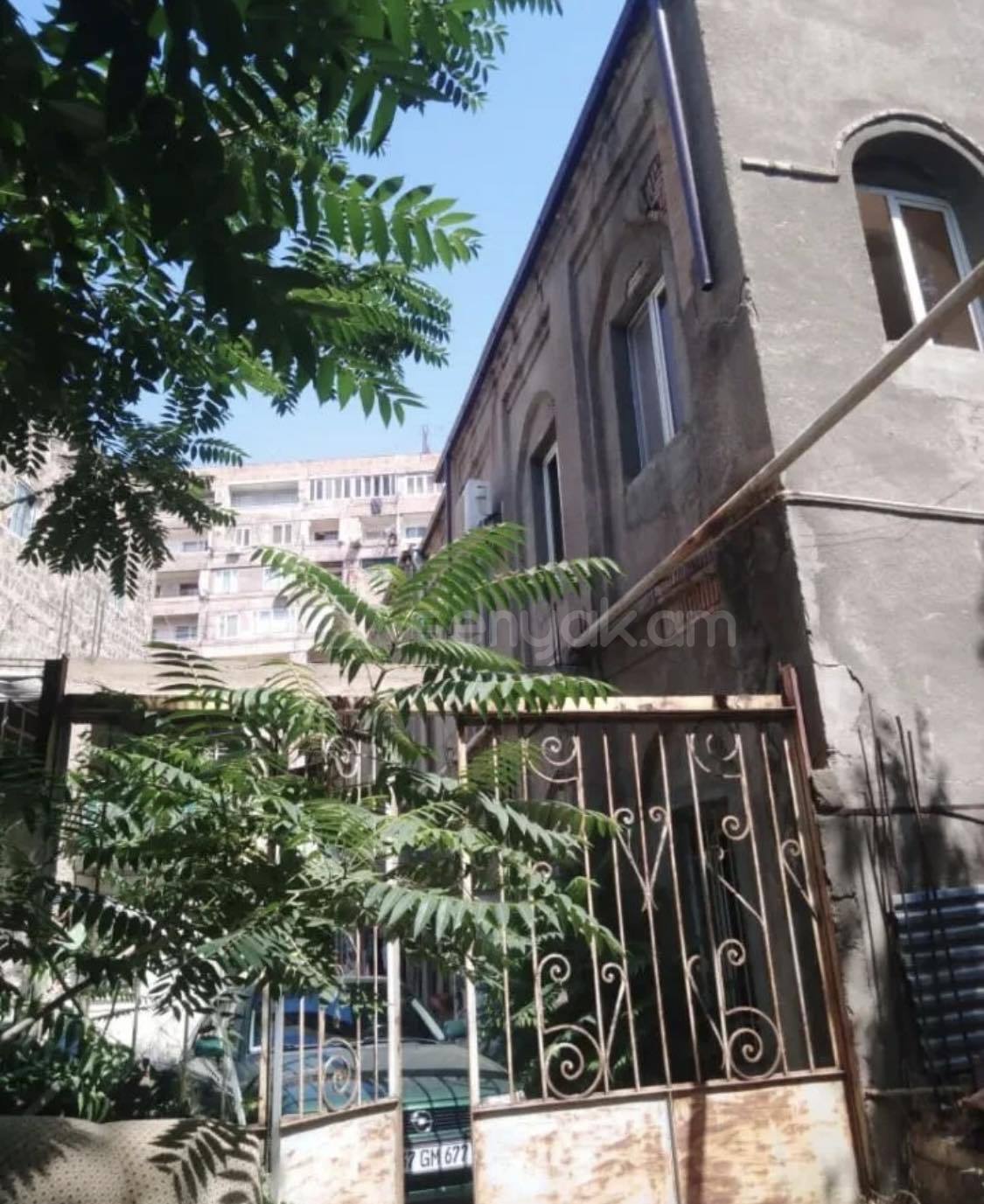 3 Սենյականոց Բնակարան Քարե Շենքում, 80քմ, 2/2 հարկ, Դիզայներական Վերանորոգված