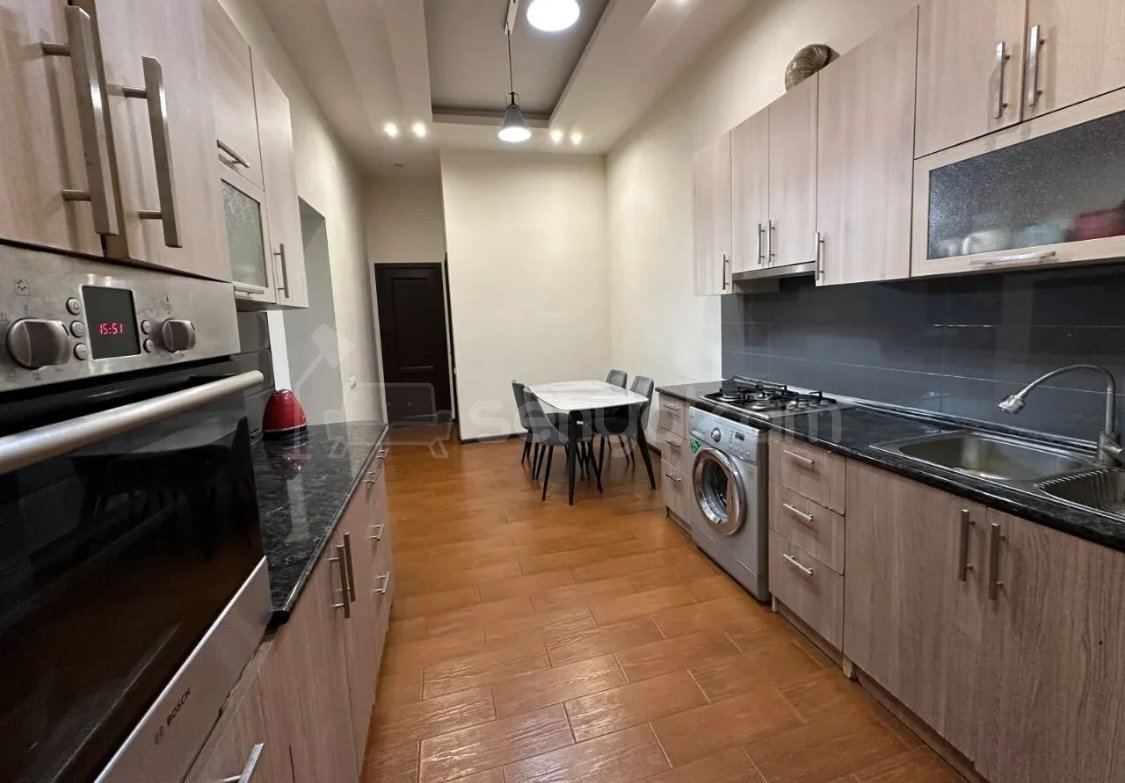 3 Սենյականոց Բնակարան Քարե Շենքում, 80քմ, 2/2 հարկ, Դիզայներական Վերանորոգված